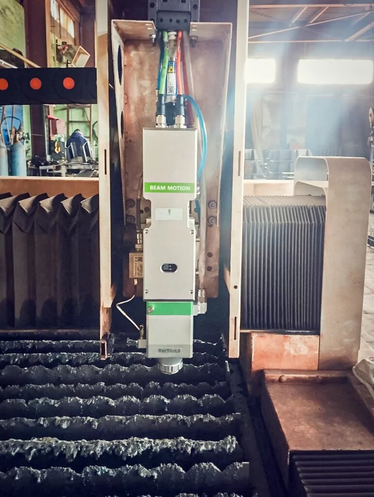 Установленная лазерная голова RayTools BM111