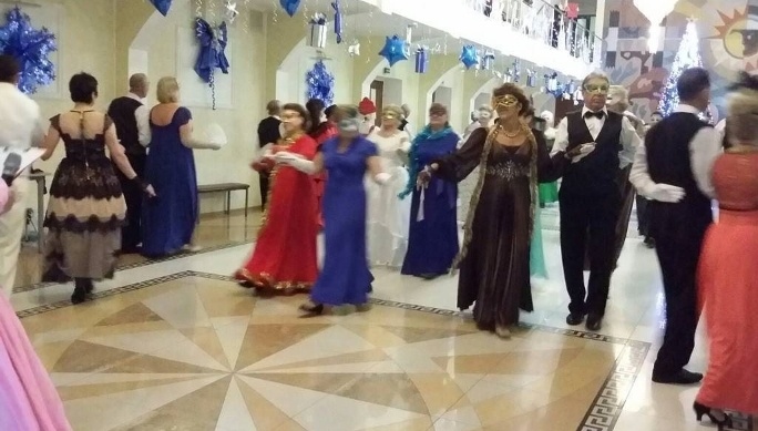 А так развлекаются пенсионеры в Геленджике. Бал маскарад и не меньше)