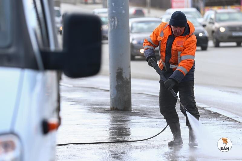    Фото: ЕАН / Коммунальщик на улице