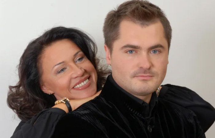 Из «мальчика» при немолодой богачке стал миллионером и завидным женихом: Как живет Евгений Гор в свои 45