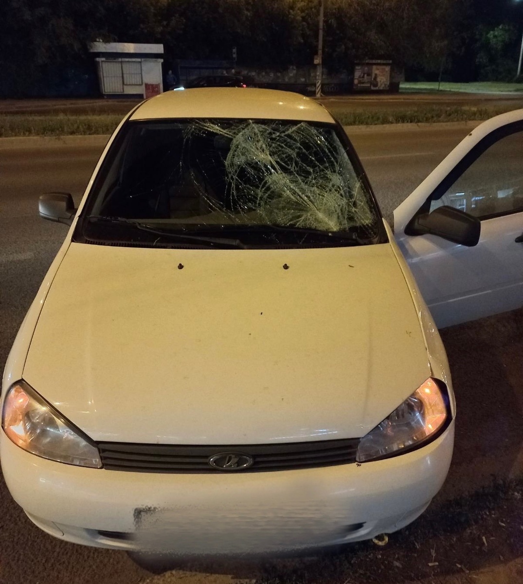 Камень из-под колес разбил лобовое стекло: что делать водителю? Ответ автоюриста