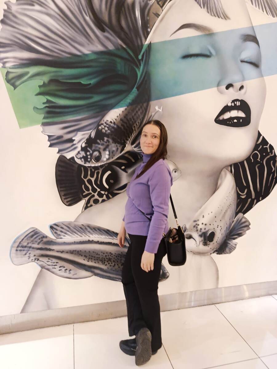 Бедная и полноватая, зато улыбаюсь))