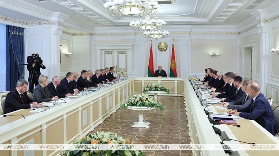     Программа пятилетки без консенсуса: Лукашенко получил 2 варианта развития и поставил жесткие вопросы