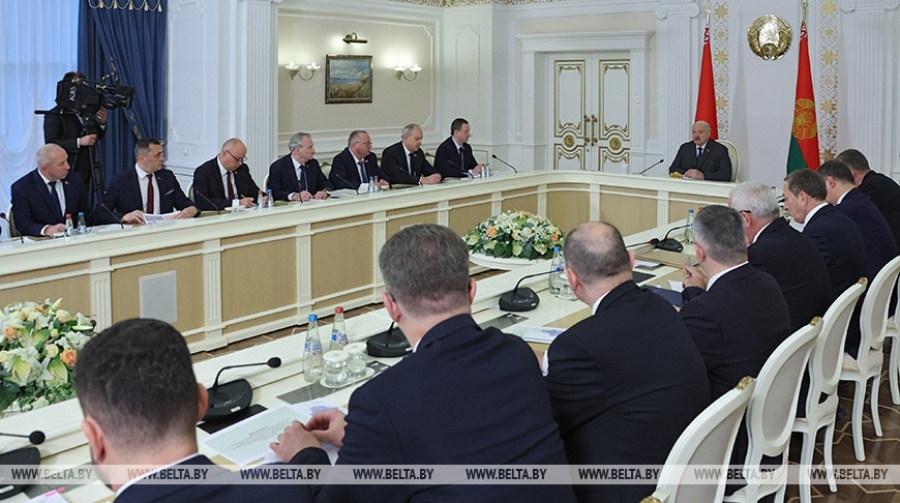     Лукашенко потребовал "действенную" программу развития Беларуси до 2030 года