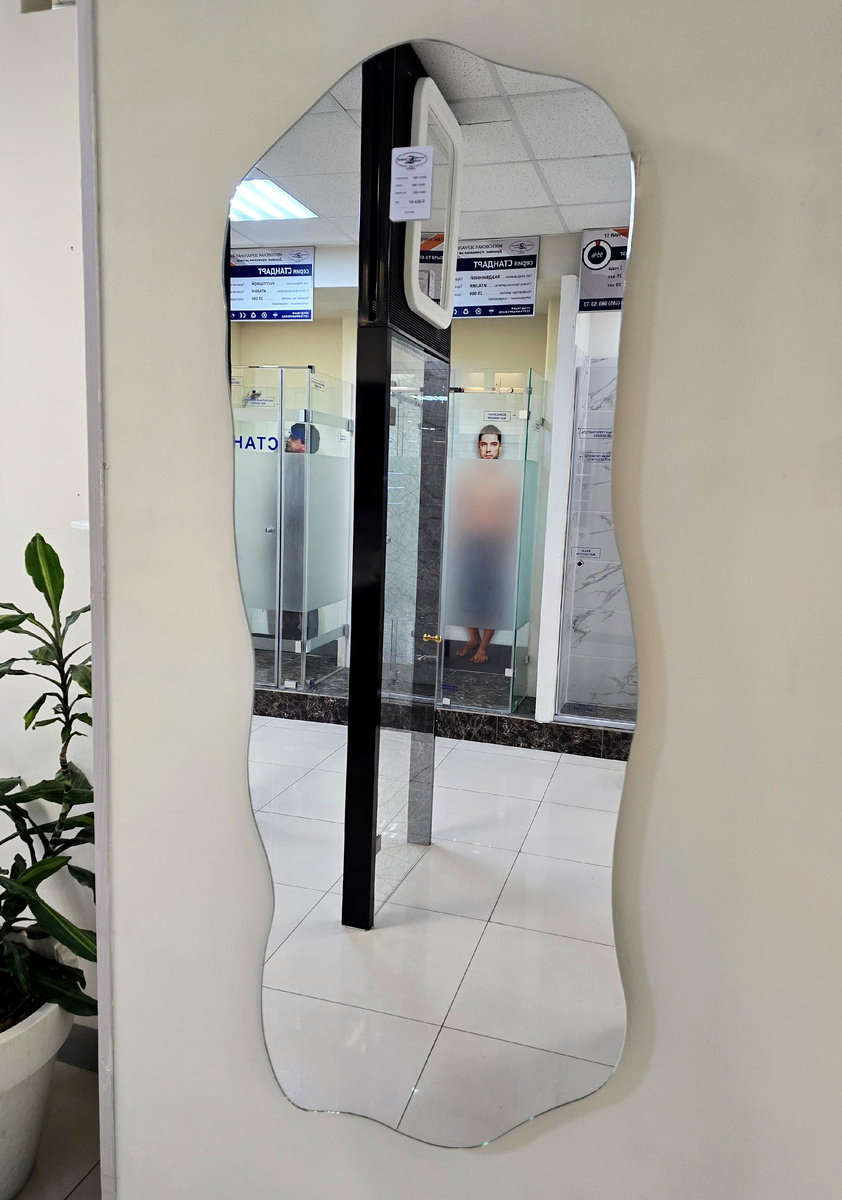 Наше вдохновение — это Вы!
Идея о создании нового крепления для зеркал появилась благодаря нашим клиентам. Все чаще поступал запрос - чем и как можно скрыть щитки в помещении, чтобы было красиво и надежно? 
Хотите? Не вопрос. Мы нашли идеальное решение.
Наши разработали чертеж будущего изделия и воплотили его в жизнь. Получилось крепкое, надежное, стильное и многофункциональное крепление - устройство, позволяющее легко перемещать и регулировать положение зеркала.
Что еще важно знать: 
Крепления металлические и очень прочные и могут быть разной длины: 300, 350, 400, 450, 500, 550. Однако мы не рекомендуем их использовать в ваннах, саунах, и других помещениях с повышенной влажностью. 
Одно из главных преимуществ такого крепления – оно впишется практически в любой интерьер, и Ваше зеркало будет мобильным и скроет все, что вы хотите скрыть. Но есть один нюанс – для установки крепления должно быть необходимое пространство, чтобы зеркало могло свободно передвигаться. 

Без сомнений, это абсолютный тренд 2025 года. Московская Зеркальная Фабрика изготовит для Вас самое качественное зеркало и предложит тот вариант крепления, который подходит именно Вам и прослужит долгие годы. 

Современно и очень стильно!
Приезжайте, Вам понравится.	
