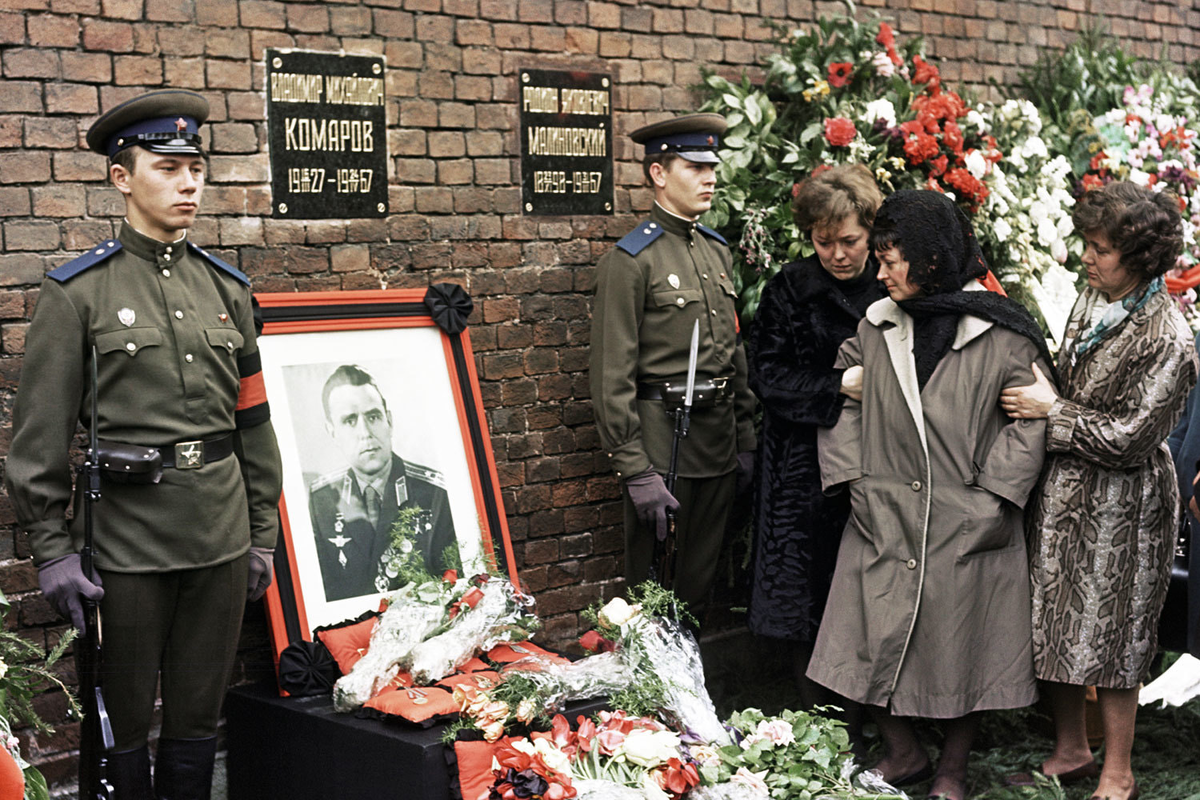 Прощание с героем - родные, военные и друзья скорбят о трагически погибшем космонавте. Цветы и портрет в форме - напоминание о цене, которую страна заплатила за покорение космоса, (источник: vedomosti.ru)