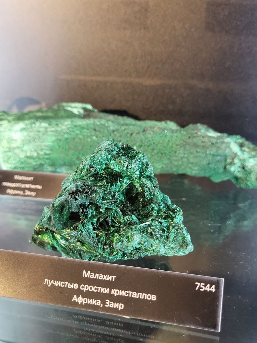 На выставке были представлены минералы различные и работа мастеров из этих минералов.