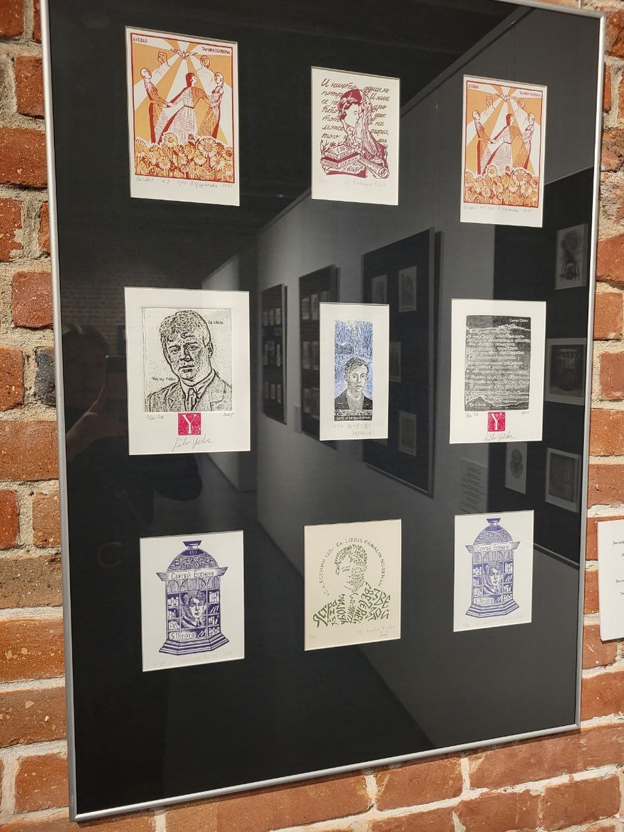 Тут ,по-моему, на пластике или на дереве 