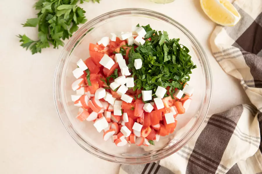 Как приготовить вкусно и просто Диетический салат с помидорами, сыром  и крабовыми палочками