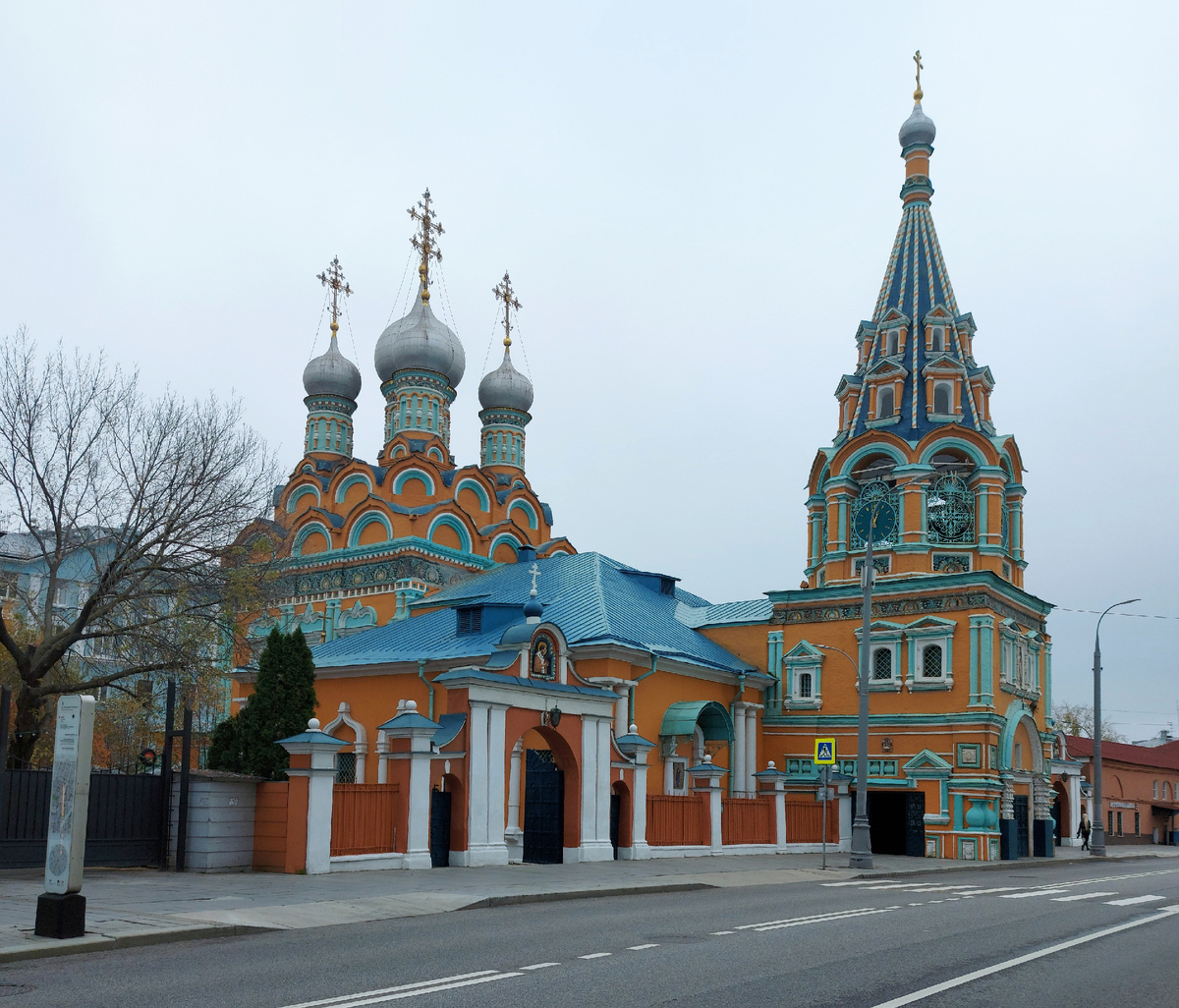 Фото автора. Церковь Григория Неокесарийского. Одна из самых красивых в Замоскворечье. Напротив нее находился Полянский рынок.