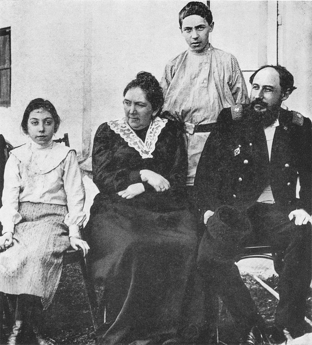 Вера и Виктор (Велимир) Хлебниковы с родителями. 1901 год (С) Public domain