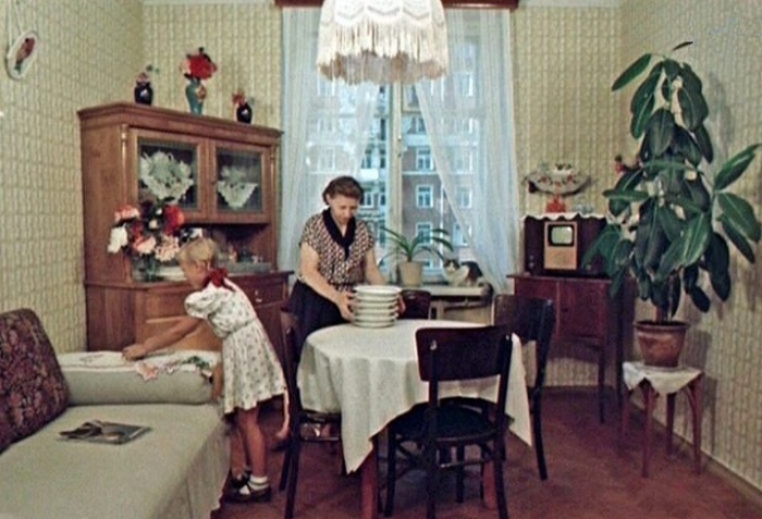 Фото типичной "сталинской" квартиры. Мода ходить в обуви есть.