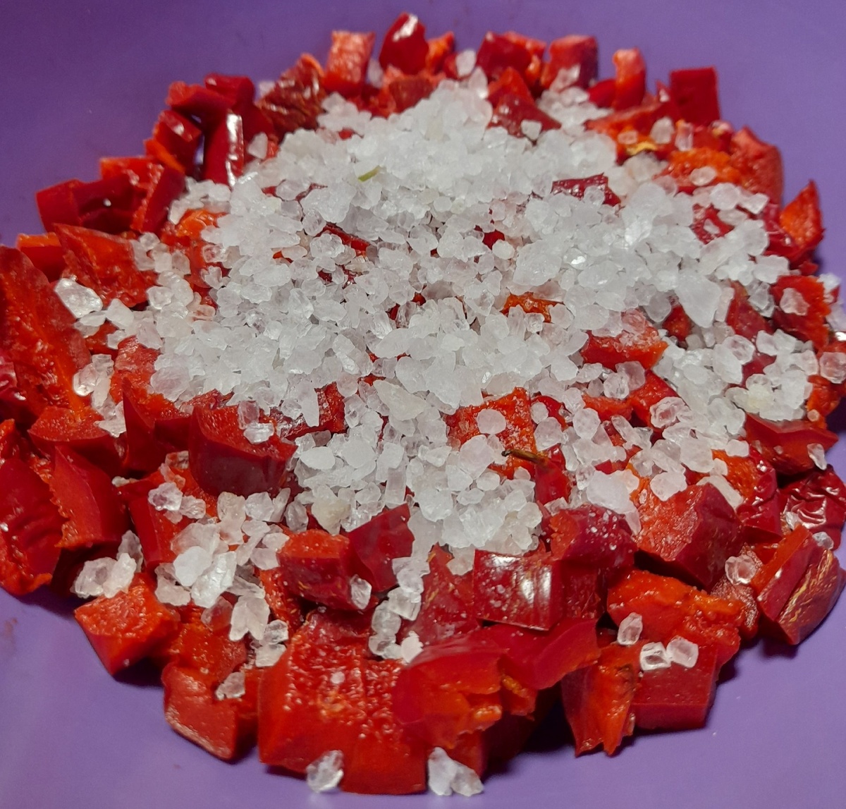 Крупная соль сверху. Сначала немного...