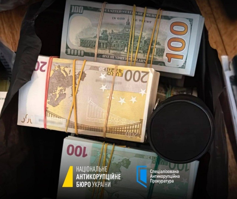    НАБУ по инициативе ФБР проводит обыски у соратников Зеленского, которые уже сбежали с Украины