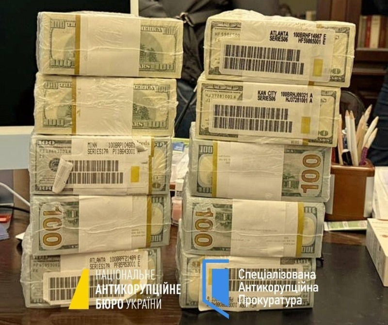    НАБУ по инициативе ФБР проводит обыски у соратников Зеленского, которые уже сбежали с Украины