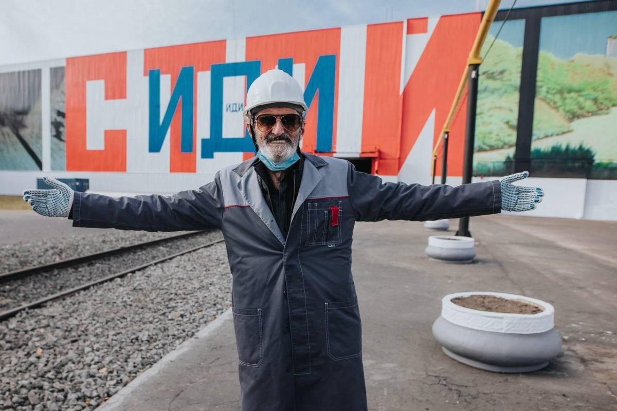    Он умер в больнице во Франции из-за эмфиземы легких