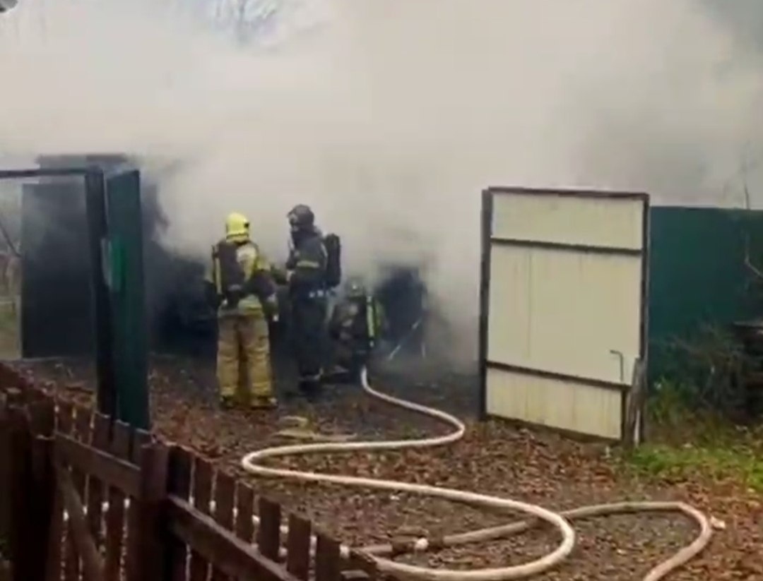    На месте происшествия работают семь боевых расчетов