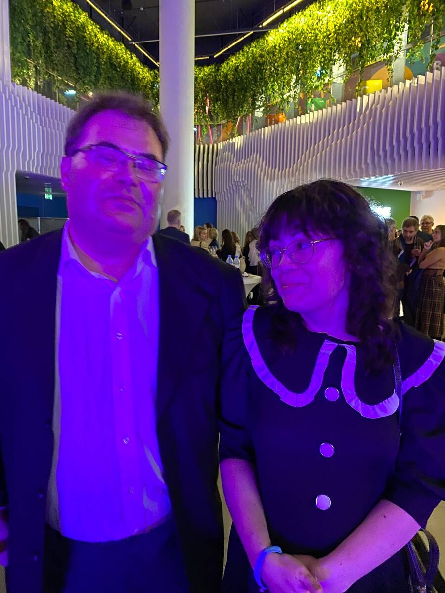 А здесь качество фото не очень хорошее, но весьма возможно, что кое-кто из вас узнал книгоблогера Женю Шафферт и Николая Назаркина, писателя, переводчика, библиотерапевта.