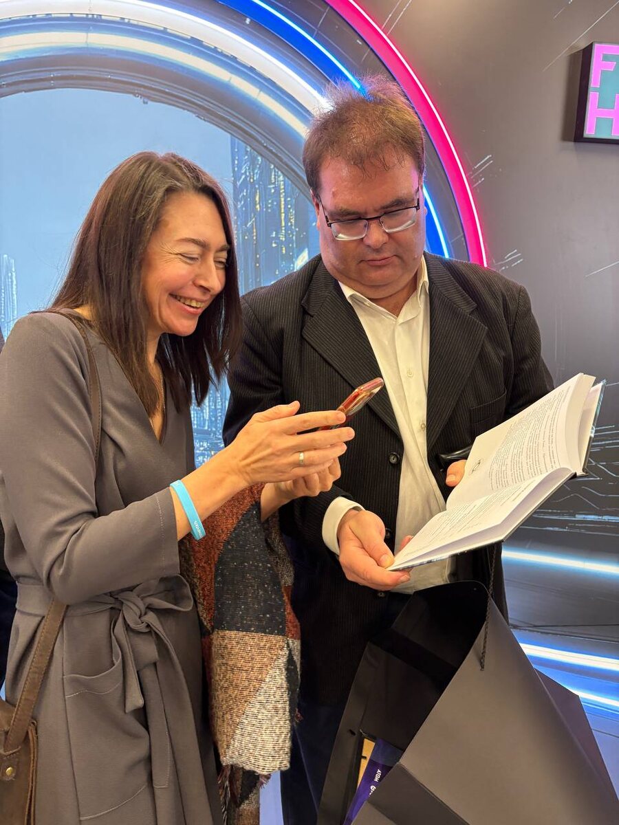 А здесь я фотографирую книгу в руках Николая Назаркина – это сборник рассказов финалистов. Кажется, что я несерьёзно к этому отнеслась, но на самом деле я просто очень рада