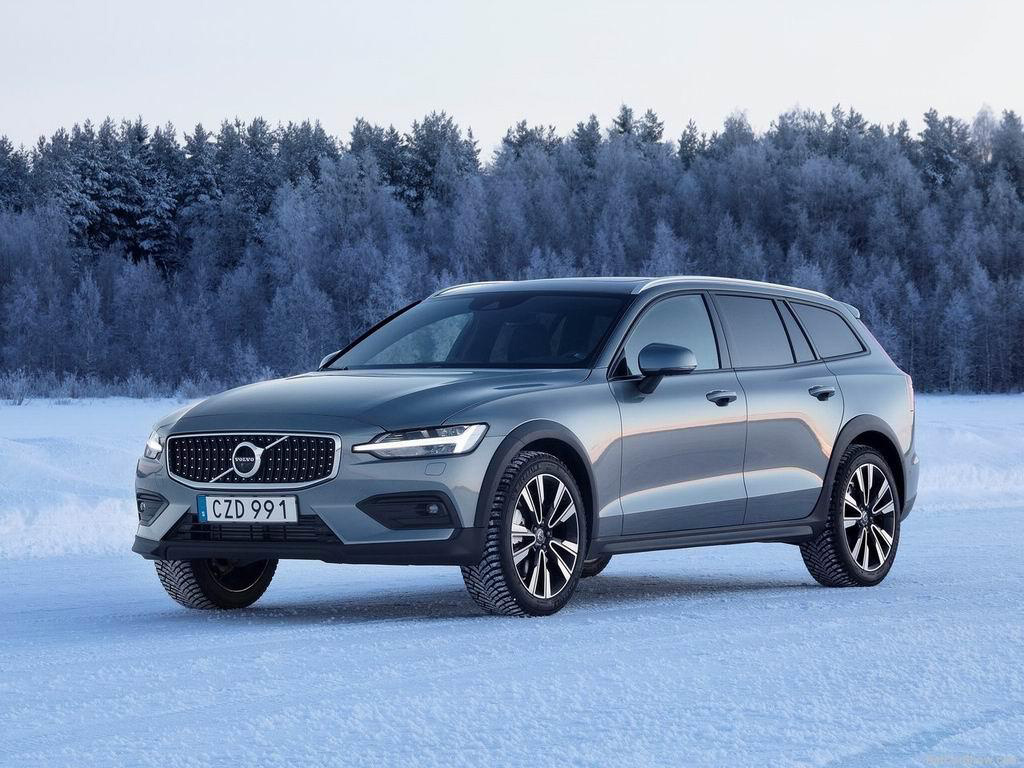 Композитная задняя подвеска универсал V60 Cross Country сохраняет комфорт на плохих дорогах. Восемь подушек безопасности и системы помощи водителю входят в базовое оснащение – конкурентов в сегменте практически нет.
