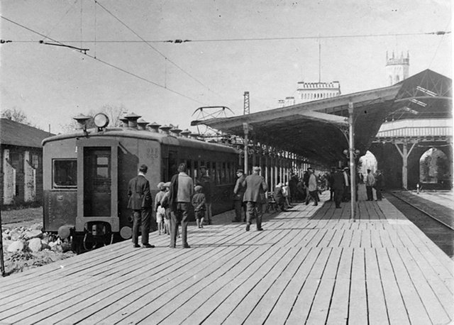 Электропоезд Св-027 на станции Новый Петергоф во время выполнения первого пассажирского рейса, 6 сентября 1933 года. Источник фото – группа «Советская железнодорожная коллекция» в социальной сети В Контакте