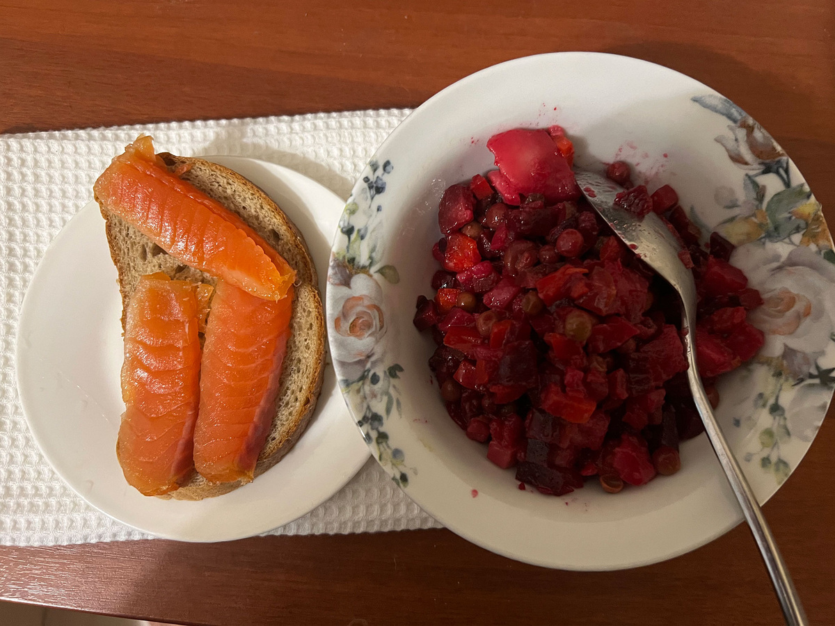 Винегрет и бутерброд с рыбой