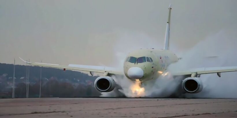 SJ-100 на мокрой полосе