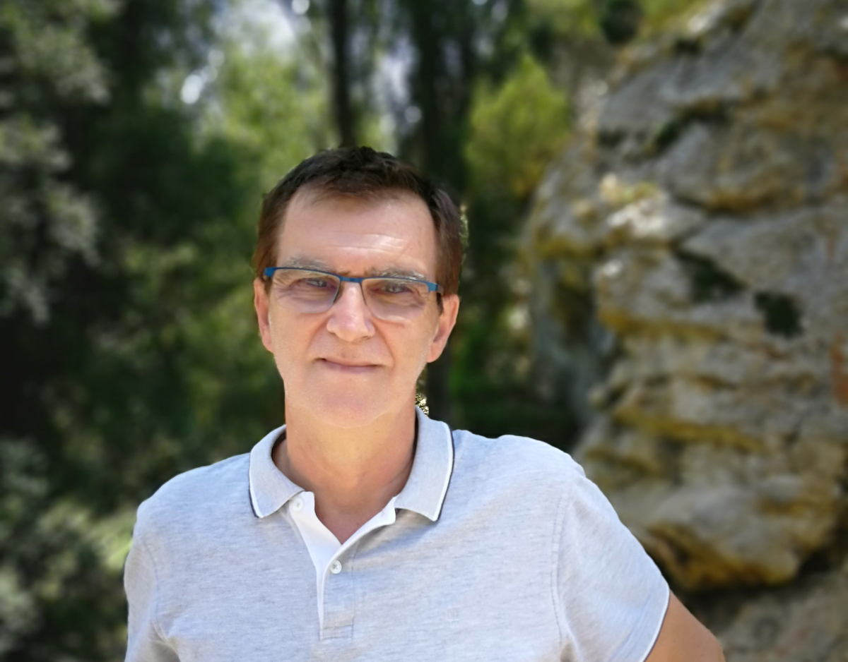 Хосеба Ачотеги — испанский психиатр, который в начале 2000-х годов ввёл термин «синдром Улисса» (синдром эмигранта)