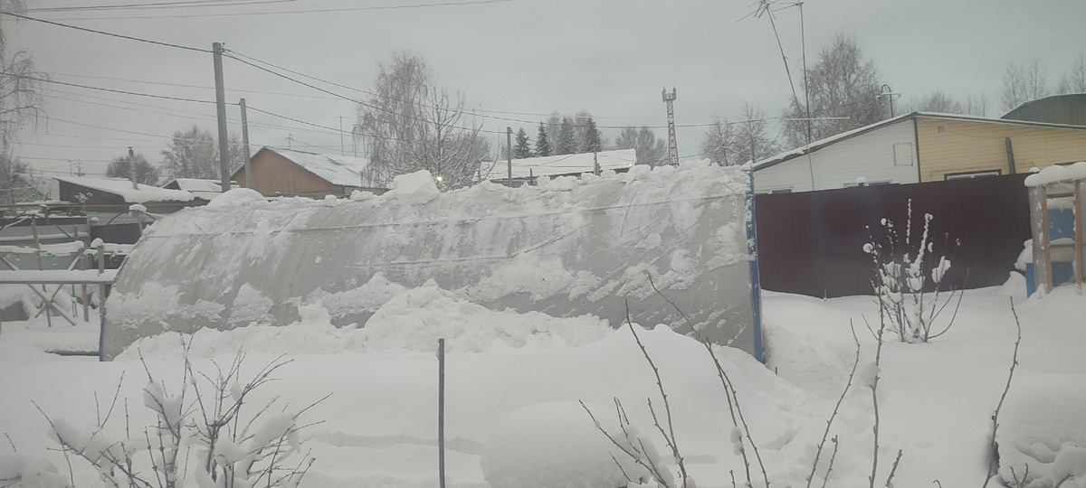 Вот столько у нас уже снега навалило за эту неделю.... 
