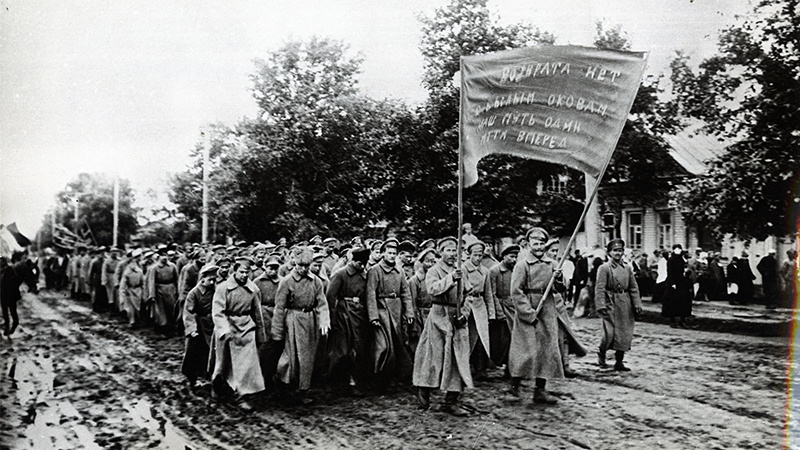 Красноармейцы с плакатами идут встречать агитпоезд им. Калинина на ст. Сызрань, фото архив 1919