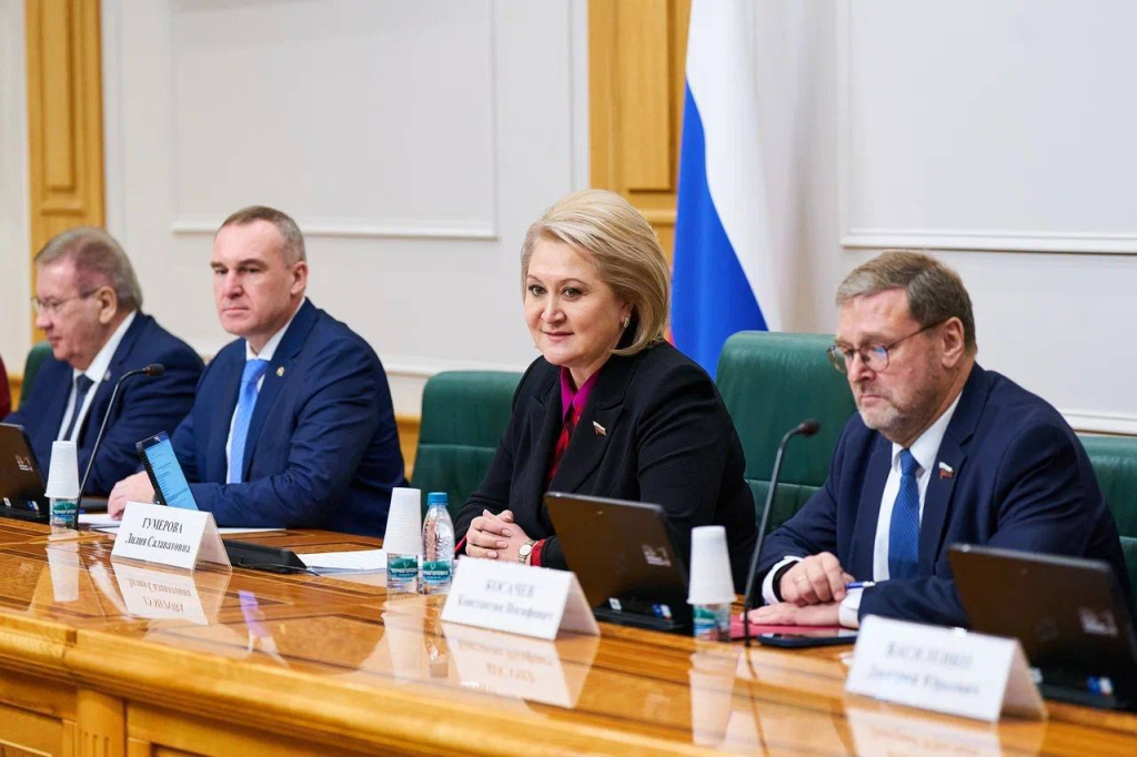    Губернатор Югры представил в Совете Федерации инициативы по развитию образования и культуры