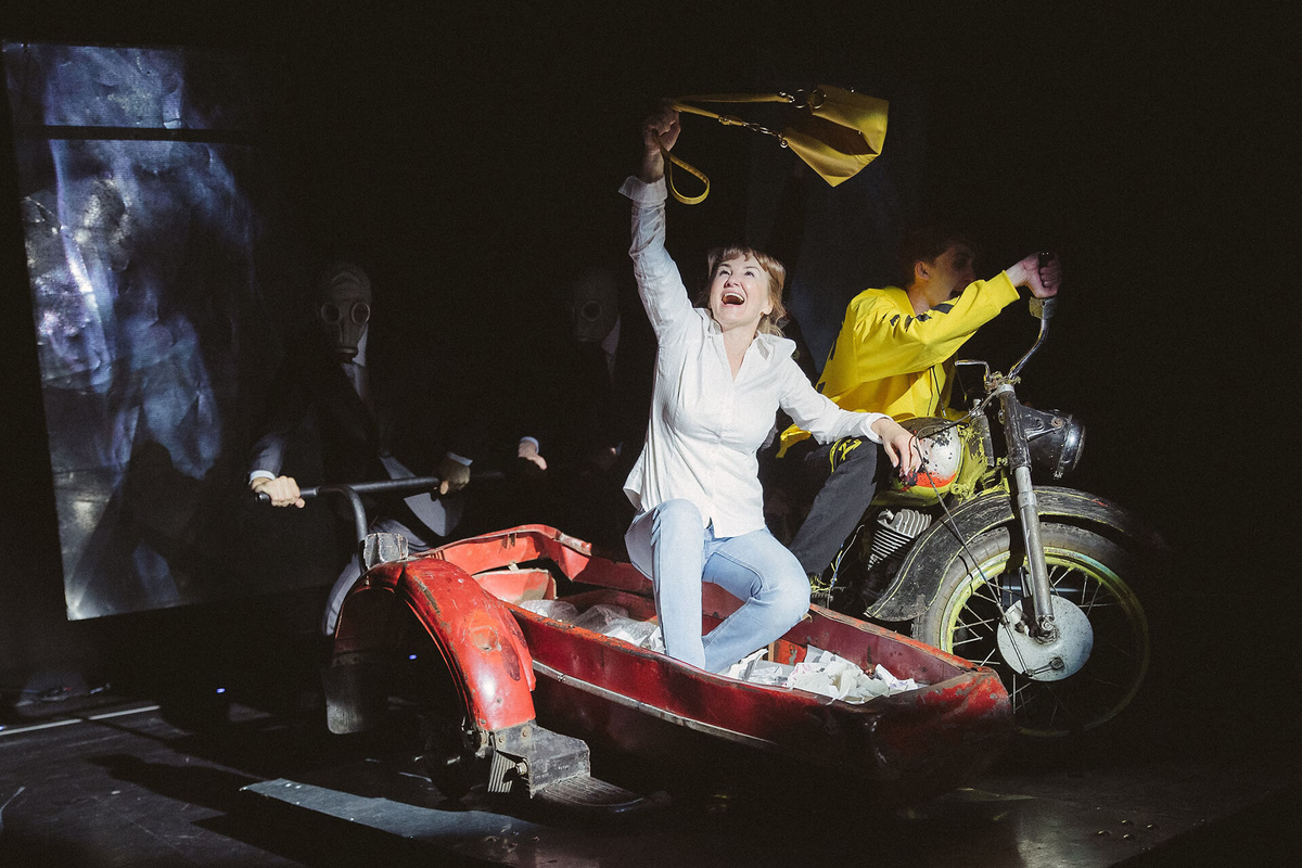 Сцена из спектакля Прокопьевского драматического театра. Источник: https://www.pteatr.ru/ 