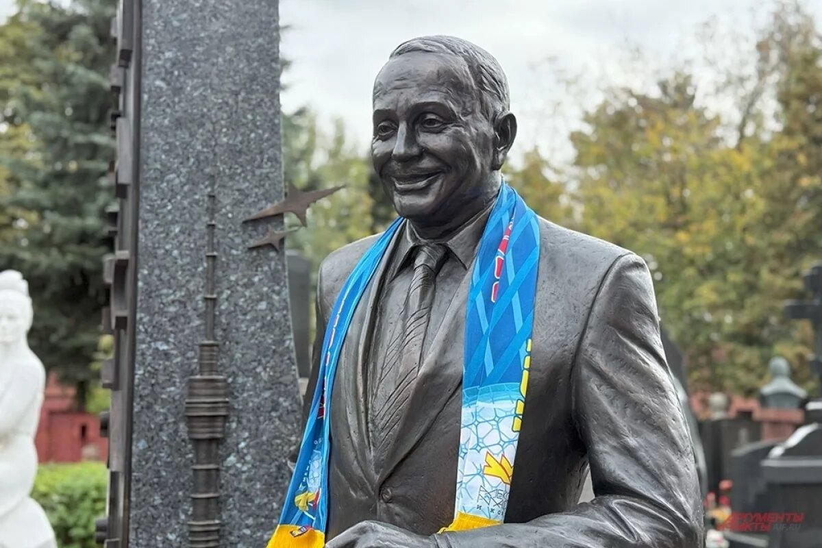    Масляков улыбается и с горящими глазами будто бы смотрит на зрителя.