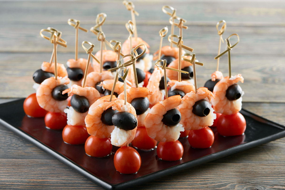Источник изображения: freepik.com/free-photo/close-up-shot-fresh-shrimps-served-with-cherry-tomatoes-black-olives-wooden-table-luxury-restaurant-cafe-appetizer-seafood-vegetables-healthy-nutrition-eating_9511003.htm