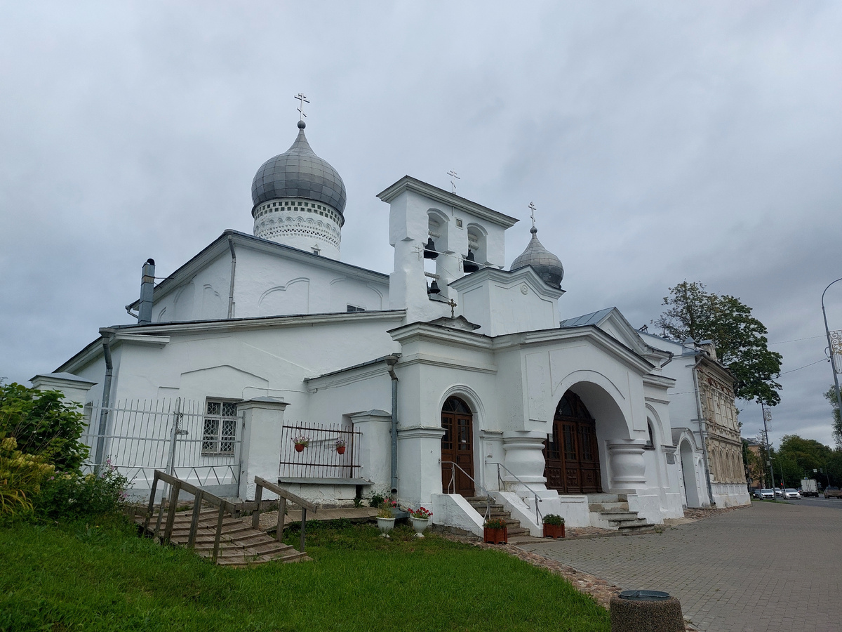 Здесь мы послушали колокольный звон и зашли внутрь