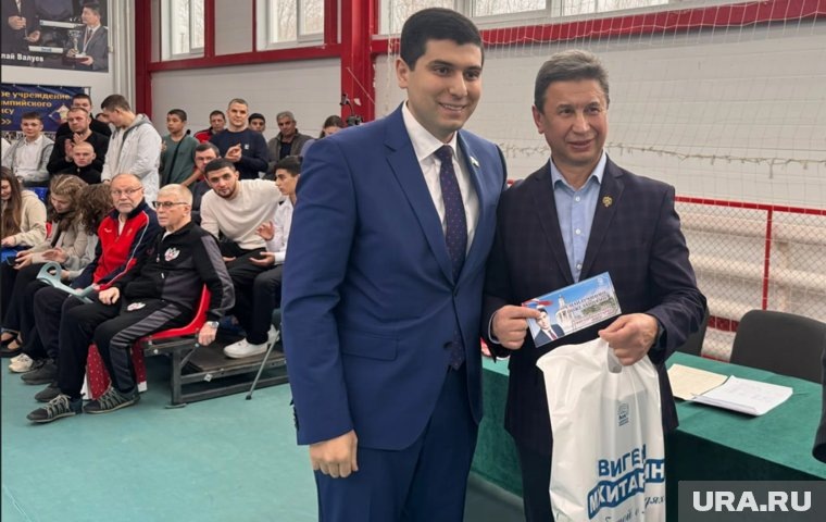     Виген Мхитарян и директор спортшколы «Алмаз» Владмимир Репкин