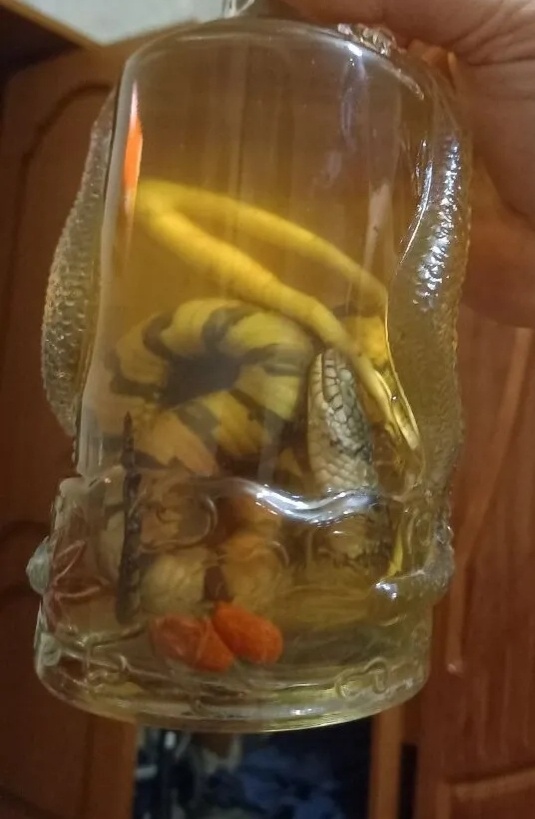 Живую змею выдерживают в чистой пустой емкости несколько недель,  затем пресмыкающееся помещают в бутылку или банку, заливают китайской водкой Байцзю или любым другим крепким алкоголем ...