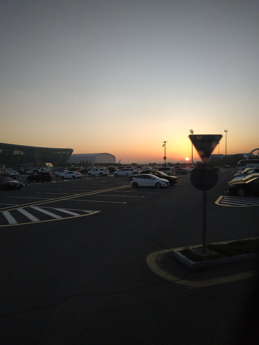 Аэропорт имени Гейдара Алиева, Баку. Раннее утро