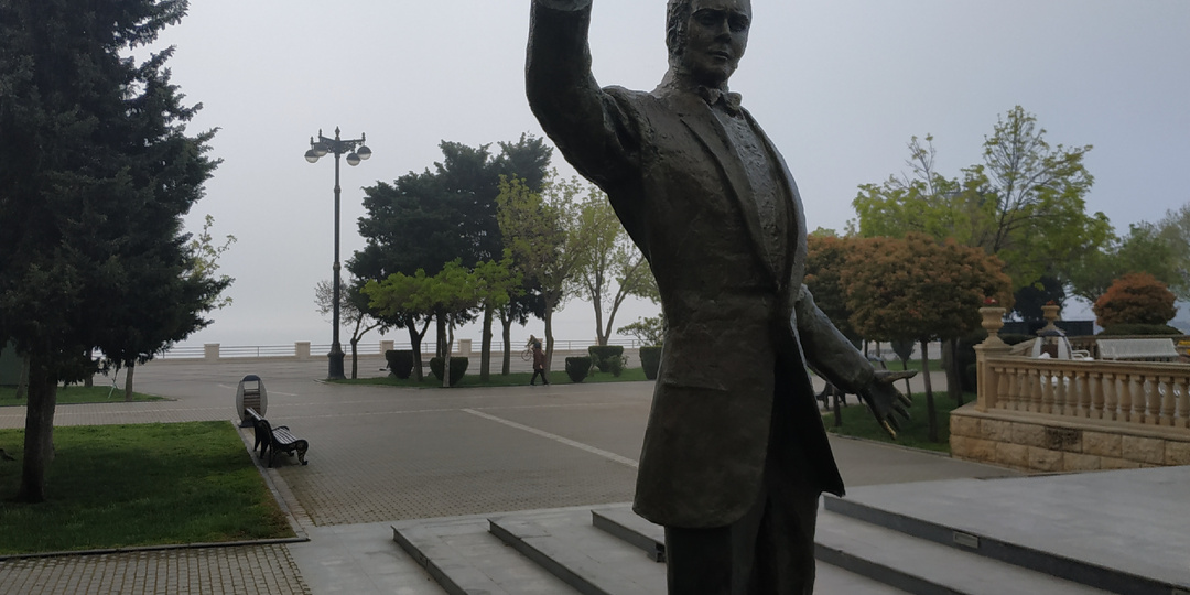 Баку, "черно - белый" город.Каким он выглядит проездом?