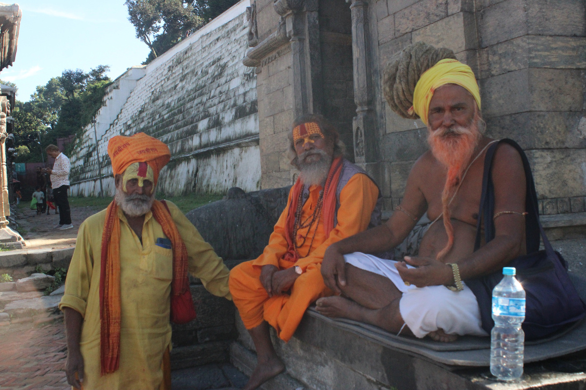 Дал по десятке - они же старались - красились