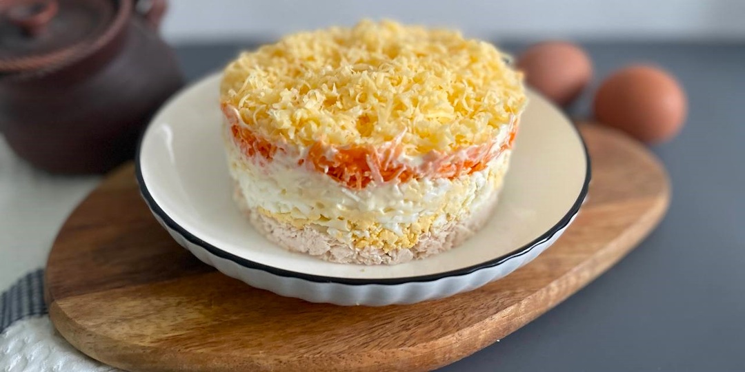 Слоёный салат «Курочка под шубкой»