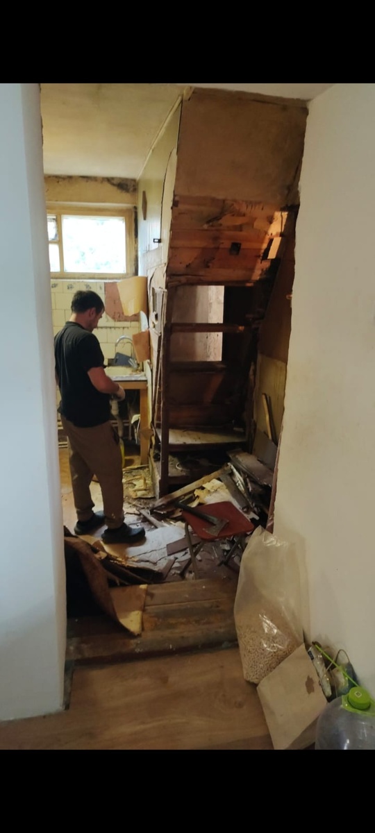 Часть кухни занимала старая лестница на второй этаж. Сейчас вход в другой стороне дома. 