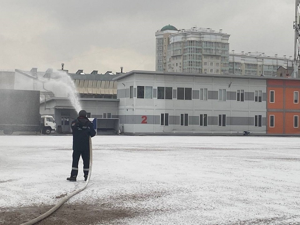    На стадионе «Локомотив» в Красноярске заливают каток. Фото: РЦСС