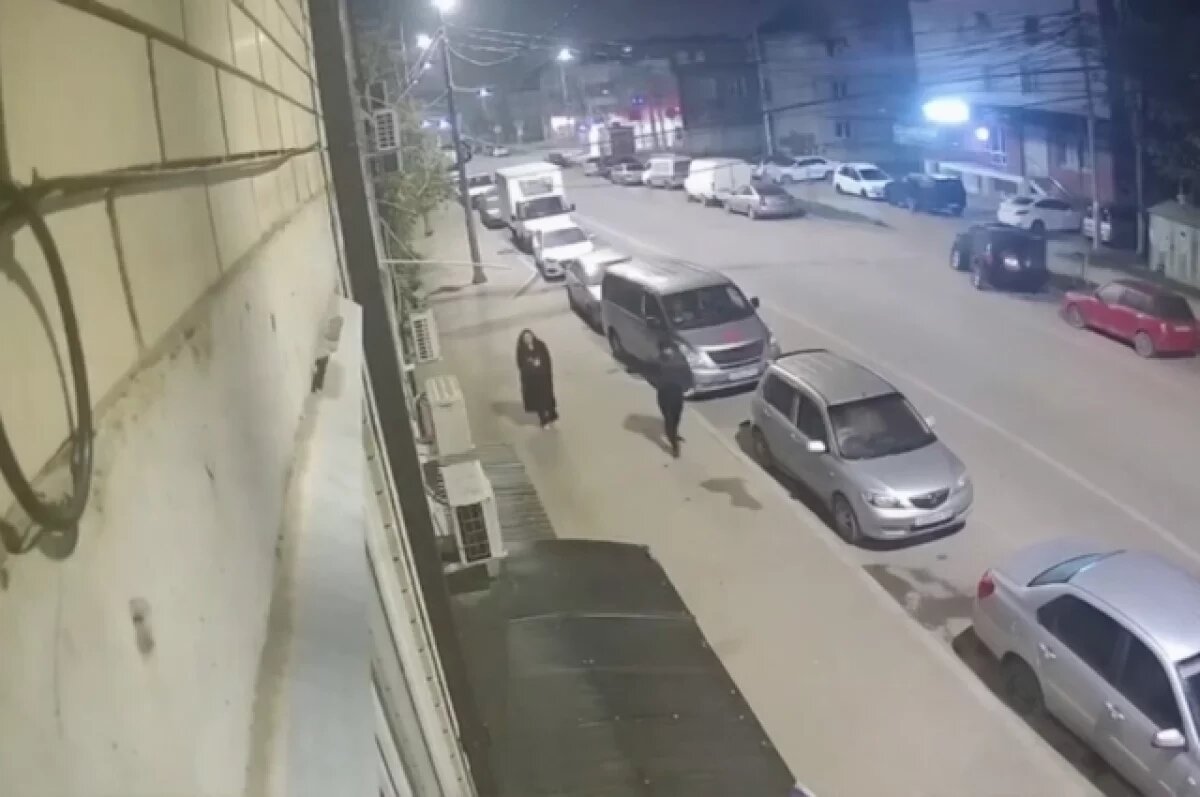    В Краснодаре задержали девушку, сорвавшую гирлянду из российских флажков