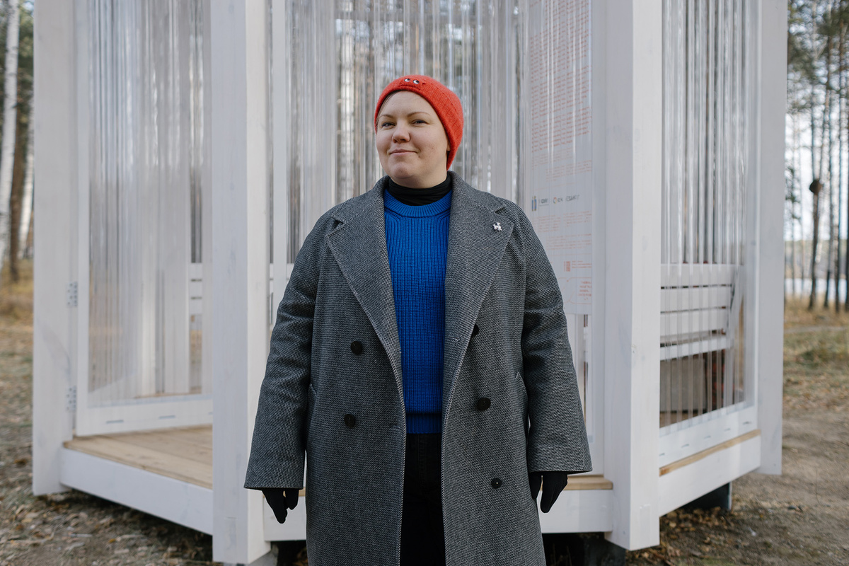    Ольга Рокаль, на фоне проекта «Теплица»