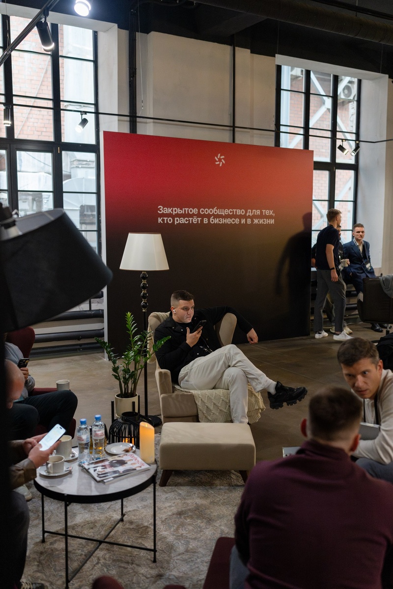 Резиденты ЭВОЛЮТ общаются в клубе