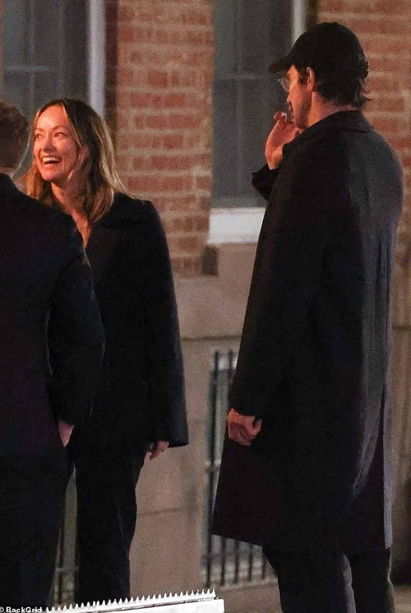 Оливия Уайлд с Каспаром Джоплингом и друзьямиИсточник: Backgrid, Daily Mail