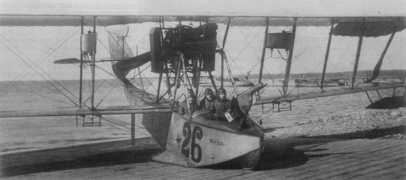 Историческое фото гидросамолета М-9 Дмитрия Григоровича: летающая лодка на воде, русская гидроавиация Первой мировой войны, инновации в морской разведке и эволюция бипланов.