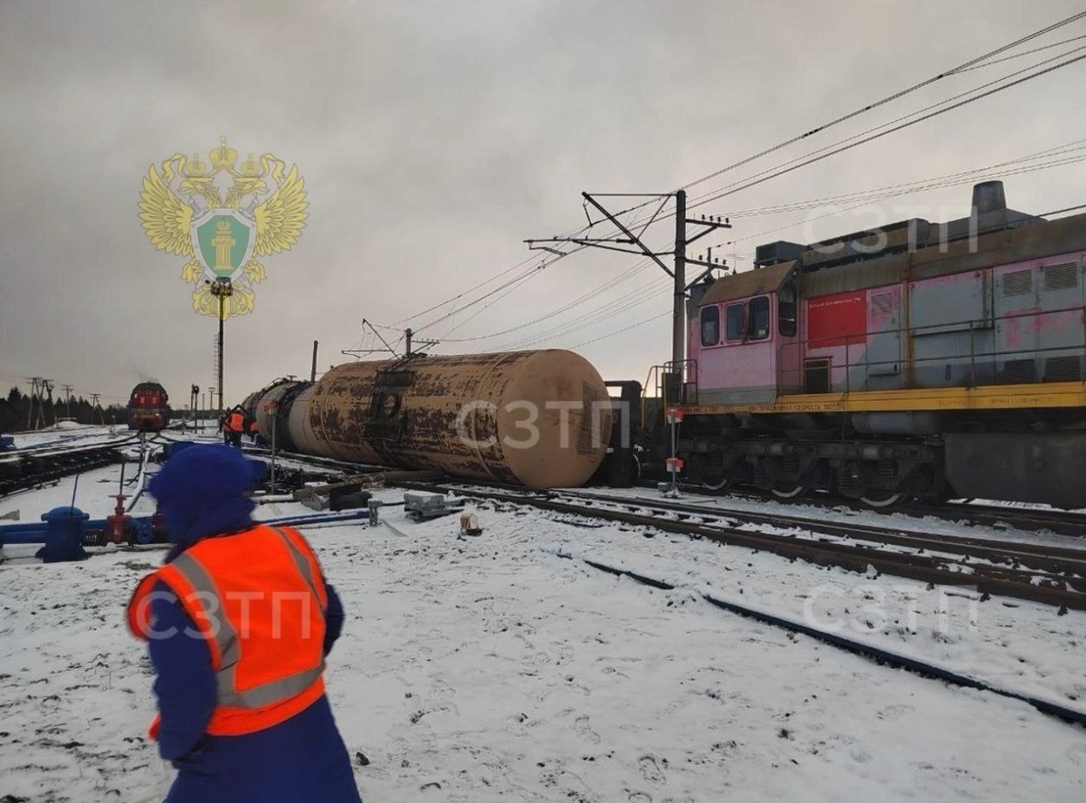    Пять цистерн с мазутом сошли с рельсов в соседней с Карелией Мурманской области© Северо-Западная транспортная прокуратура