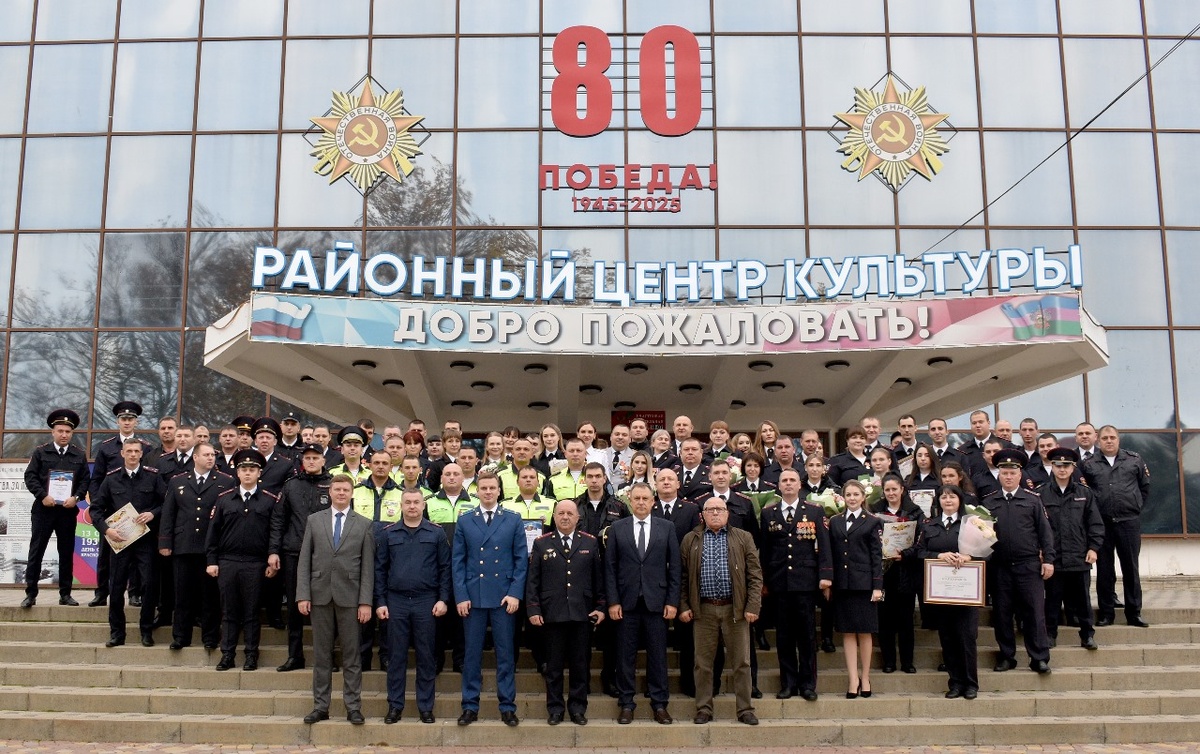    В Кореновске сотрудников полиции поздравили с праздником
